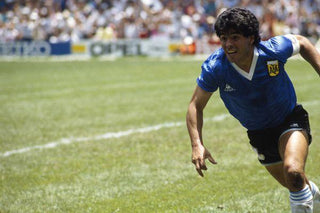 ¿Qué hay detrás de la famosa camiseta a subasta de Maradona?