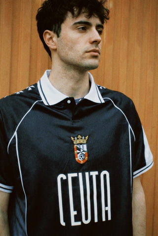 Modelo posando con la camiseta del Ceuta